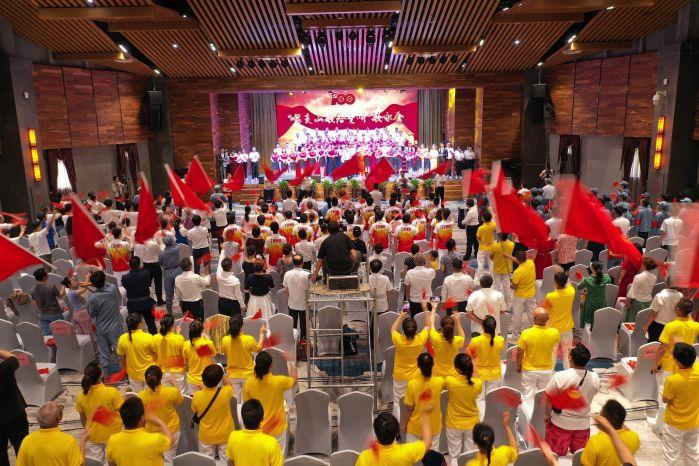 12、清江公司“唱支山歌給黨聽”歌詠會現(xiàn)場（呂新宇 攝）