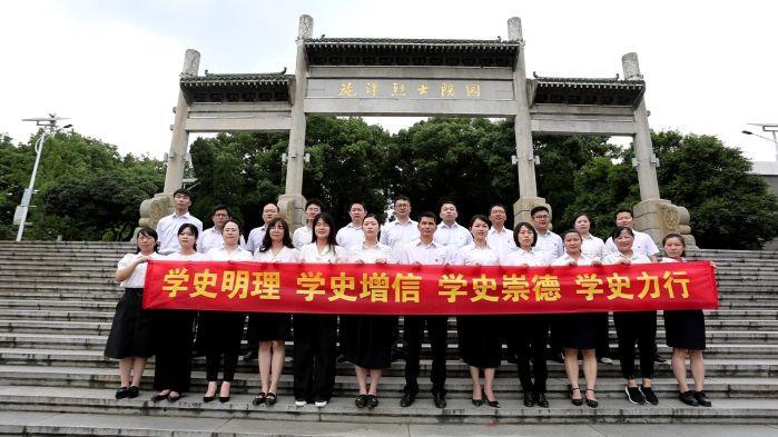 7.5團(tuán)結(jié)-6月2日，省天然氣公司《沒有共產(chǎn)黨就沒有新中國》紅歌拍攝現(xiàn)場-烈士陵園獻(xiàn)花合照（拍攝：李凱）