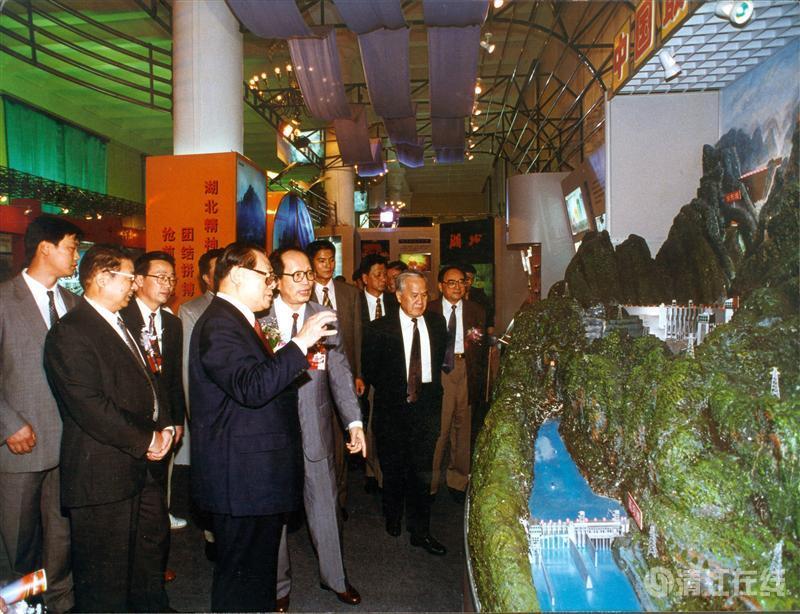 1997年9月，中共中央總書記江澤民參觀清江梯級開發(fā)模型