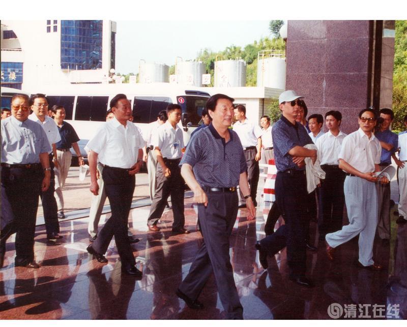 2001年7月，國務(wù)院總理朱镕基、副總理吳邦國視察清江