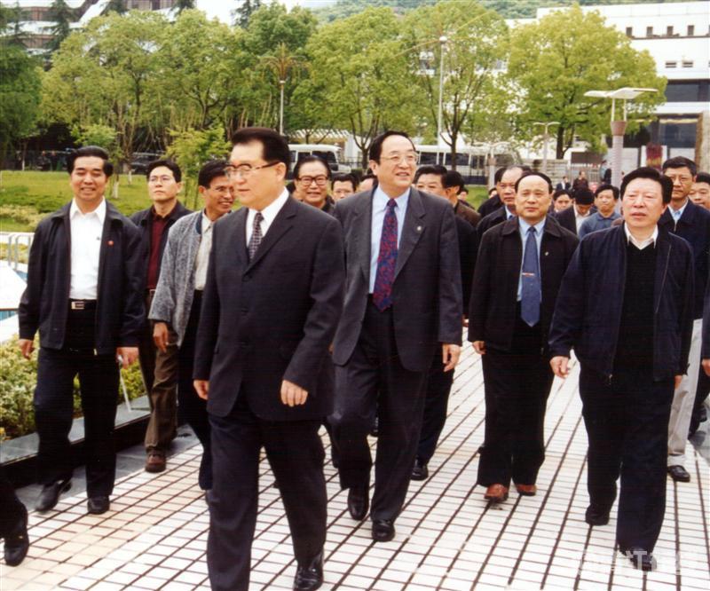 2003年5月，中共中央政治局常委李長春視察清江
