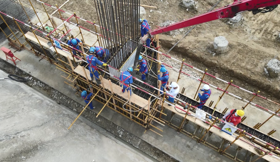 二、1號機(jī)組主廠房第一罐混凝土澆筑