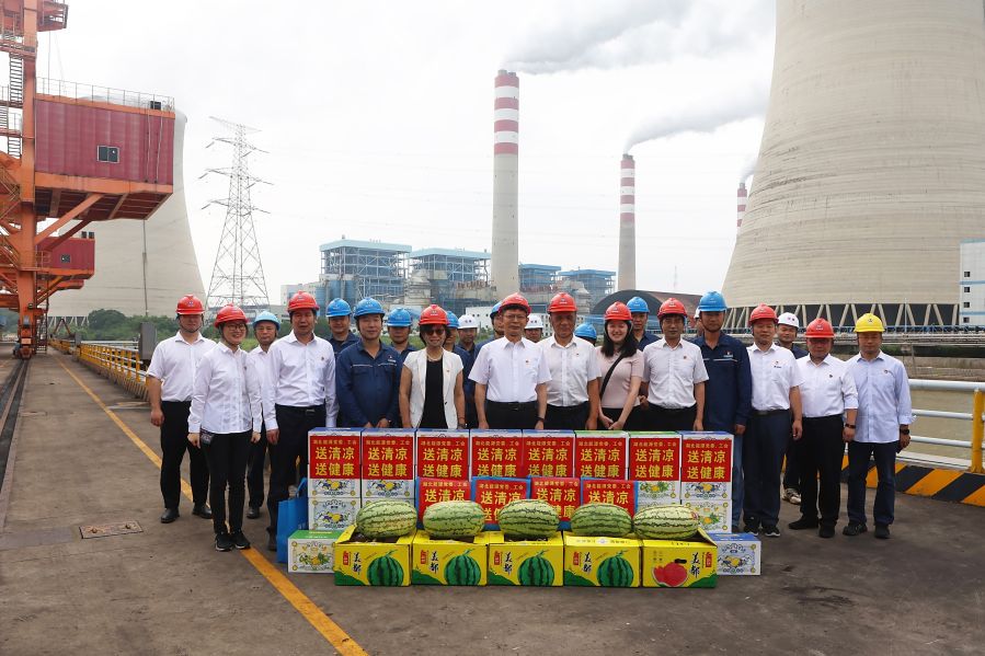 2024年7月11日，涂山峰慰問鄂州發(fā)電公司防汛保供一線員工（攝影：王鑫）